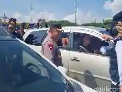 Saat Kapolri Menyapa dan Memberikan Bingkisan kepada Pemudik di Tol Kalikangkung